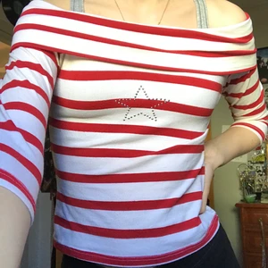 y2k tröja - Röd och vit randig y2K tröja med en glittrig stjärna på. Den har trekvartsarmar 