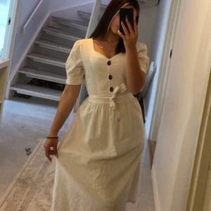 Vit sommarklänning - En trendig vit klänning, perfekt till sommaren och helt oanvänd. Pris kan diskuteras! 