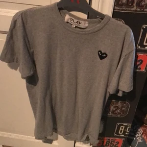 Cdg tshirt - Storlek L, väldigt bra skick 