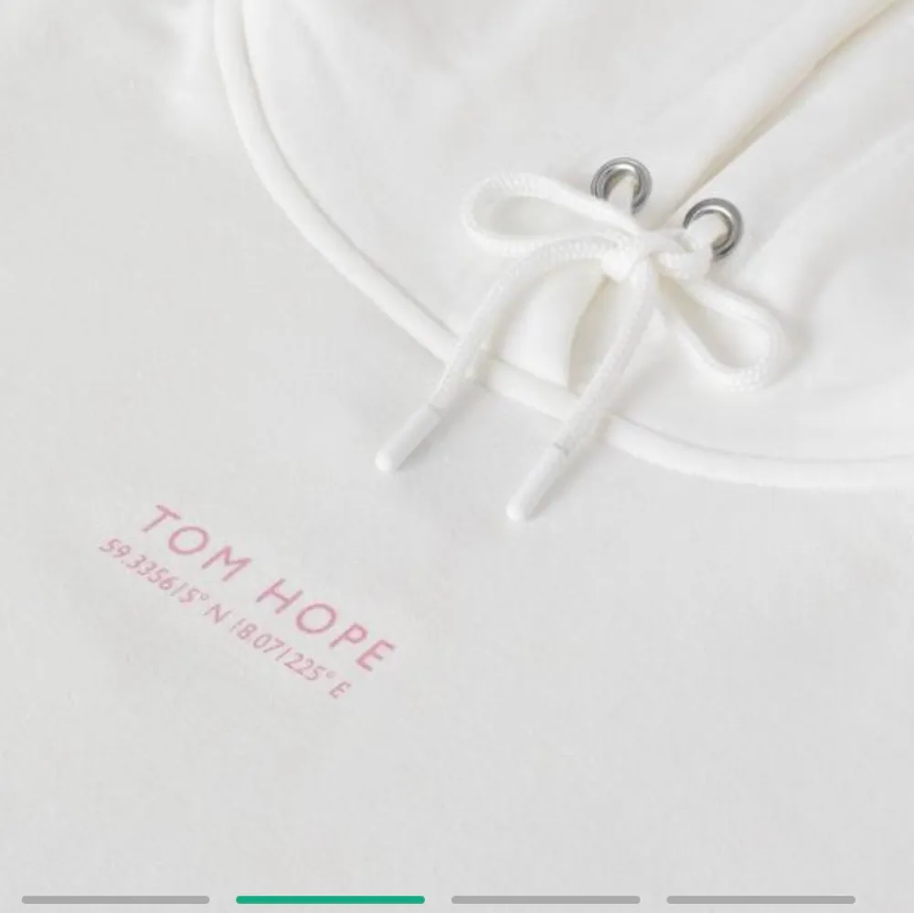 Säljer min fina vita hoodie från Tom Hope då den knappast kommer till användning. Det är fina detaljer ovanför bröstet, men även vid ena armen. Den är i bra skick och köpte den för 817 kr.. Hoodies.