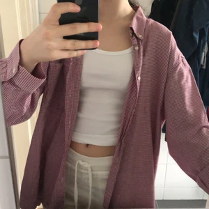 Skjorta  - Jätte fin somrigt skjorta💞💒  den är på jätte bra skick och materialet är ganska tjockt så det ser inte använt ut alls💗