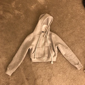 Zip up hoddie  - En jätteskön croppad zip up hoddie från shein aldrig använd🥰 nypris 150