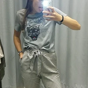 T-shirt Hollister - Skitsnygg t-shirt från golvlister med silvrigt paljetermotiv av ett rovdjur. Storlek L men skulle säga att den är ganska liten i storlek om man vill ha den lite lösare. Köpare står för frakten. Kontakta mig om du är intresserad :)