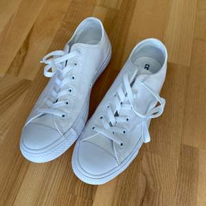 Helt oanvända converse i vitt läder. Storlek 40 (25,5 cm)