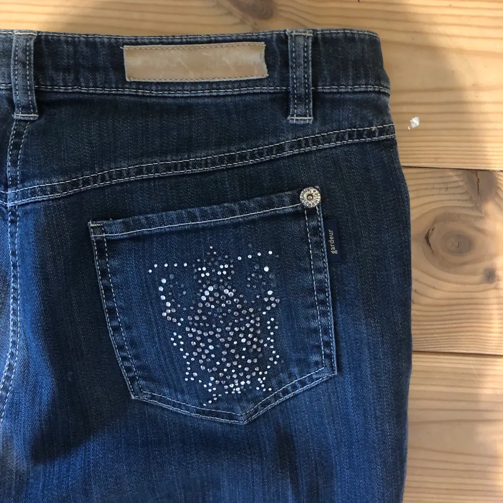 Lågmidjade jeans köpta på second hand. Fickorna har snygga detaljer vilket syns på bilden. Storleken finns inte kvar men är vanligtvis 29 i lågmidjade och dom är lite stora på mig. Köparen står för frakt. Jeans & Byxor.