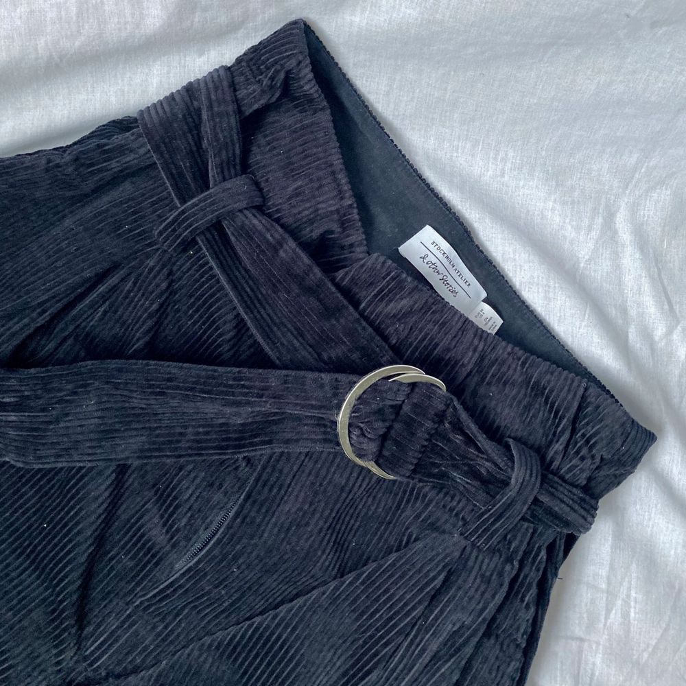 🌊 STYLISH WIDE DARK NAVY CORDUROY PANTS, HIGHWAISTED WITH LONG BELT AND SILVER CIRCLE HOOP • SIZE - XS/ EU 34 / US 4 • BRAND - & Other Stories • MATERIAL - Corduroy / Manchester MY MEASUREMENTS • Height 161cm / 5'3