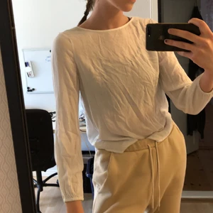 Blus från cubus - Din blus från Cubus med fin detalj bak🤍 den är för liten för mig, därav säljer jag den! Frakt tillkommer