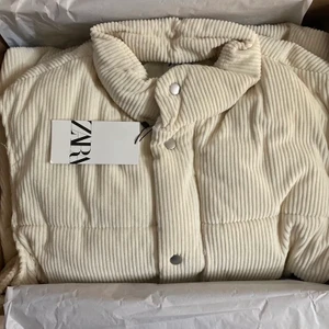 Manchester vest  - Beige manchester vest i storlek S-M från Zara Man, vilket gör att den sitter oversized. Prislappen kvar. Originalpris 559kr och slutsåld på hemsidan. Kan mötas upp i Jönköping eller posta. Buda i kommentarerna<333 Första bilden är lånad. Den har även dragsko så mam kan tra in den längst ner.