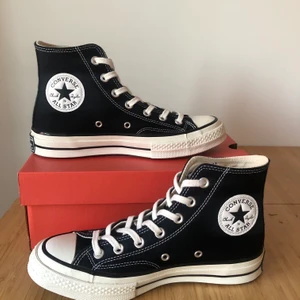 Converse Chuck Taylor All Star 70 St.38 - Converse Chuck Taylor All Star 70, storlek 38. Endast använda två gånger och i jättefint nyskick! Säljes för att jag tyvärr behövt inse att de tyvärr är för små. Köpta för 950 kr. Vill helst inte skicka så upphämtning prioriteras!