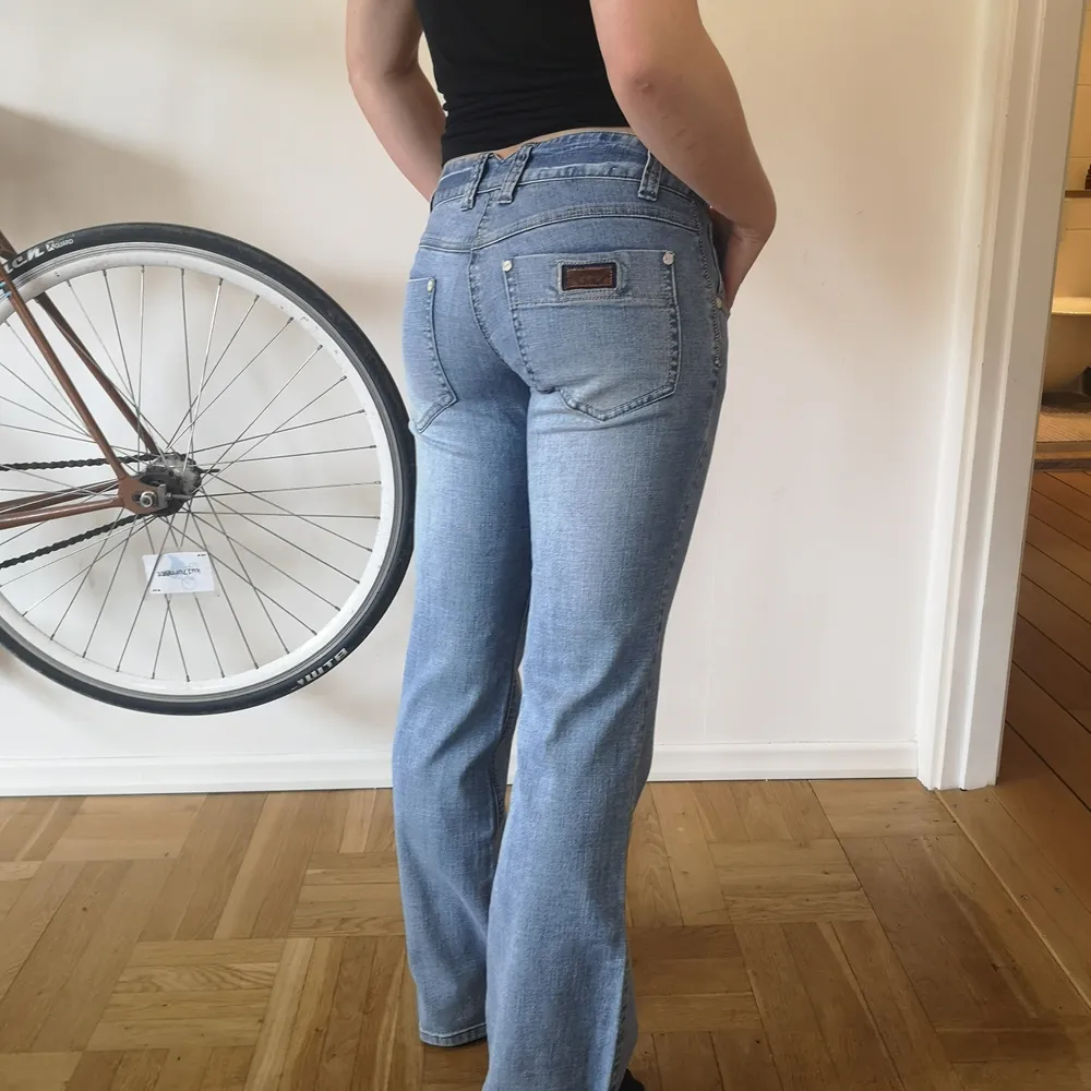 Ljusa bootcut jeans från märket animal. Storlek 32, passar mig som brukar ha small-medium. . Jeans & Byxor.