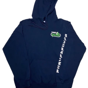 St. Joseph’s Youth Hoodie - Denna hoodie är en riktigt snygg och vintage hoodie som verkligen är inne nu!💫 skicket på hoodien är 8/10. Det är en mörkblå hoodie med snygg text på ryggen. Storleken är M men om man vill ha en lite overaized hoodie så passar det dom som har S.