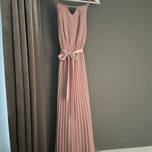 Klänning - Säljer min fina balklänning då den inte kommer till användning🥰