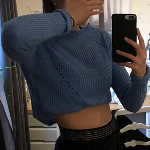 Blå stickad tröja - En fin enkel blå stickad tröja i storlek XS. Bra skick, köparen står för frakten 🤍