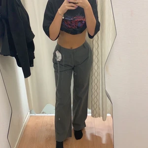 H20 byxor - Gröna H2O straight/loose byxor som formar in midjan galet snyggt😍 endast provade 2 gånger! Storlek 29 men skulle säga att det motsvarar en XS-S