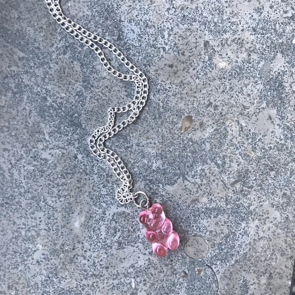 Ett rosa gummibjörns halsband som är nickelfritt och bra mot känslig hud 😊💞 billigt pris och FRI FRAKT . Accessoarer.