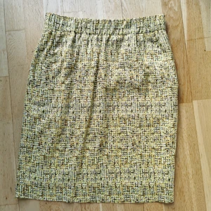 Gul mönstrad Kjol från Cos stl. 36 - Cool Kjol från Cos med resor i midjan och har fickor på sidan. 