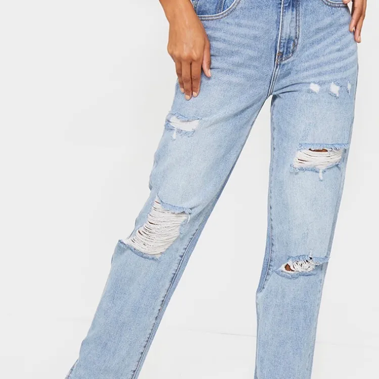 Jätte fina jeans, storlek 34, helt nya, endast testade en gång, dom va för små för mig och de är anledningen till varför jag säljer dom! Lappar sitter kvar och allt. Nypris 330kr mitt pris 200kr🤍 PS! köparen står för frakten!🤍. Jeans & Byxor.