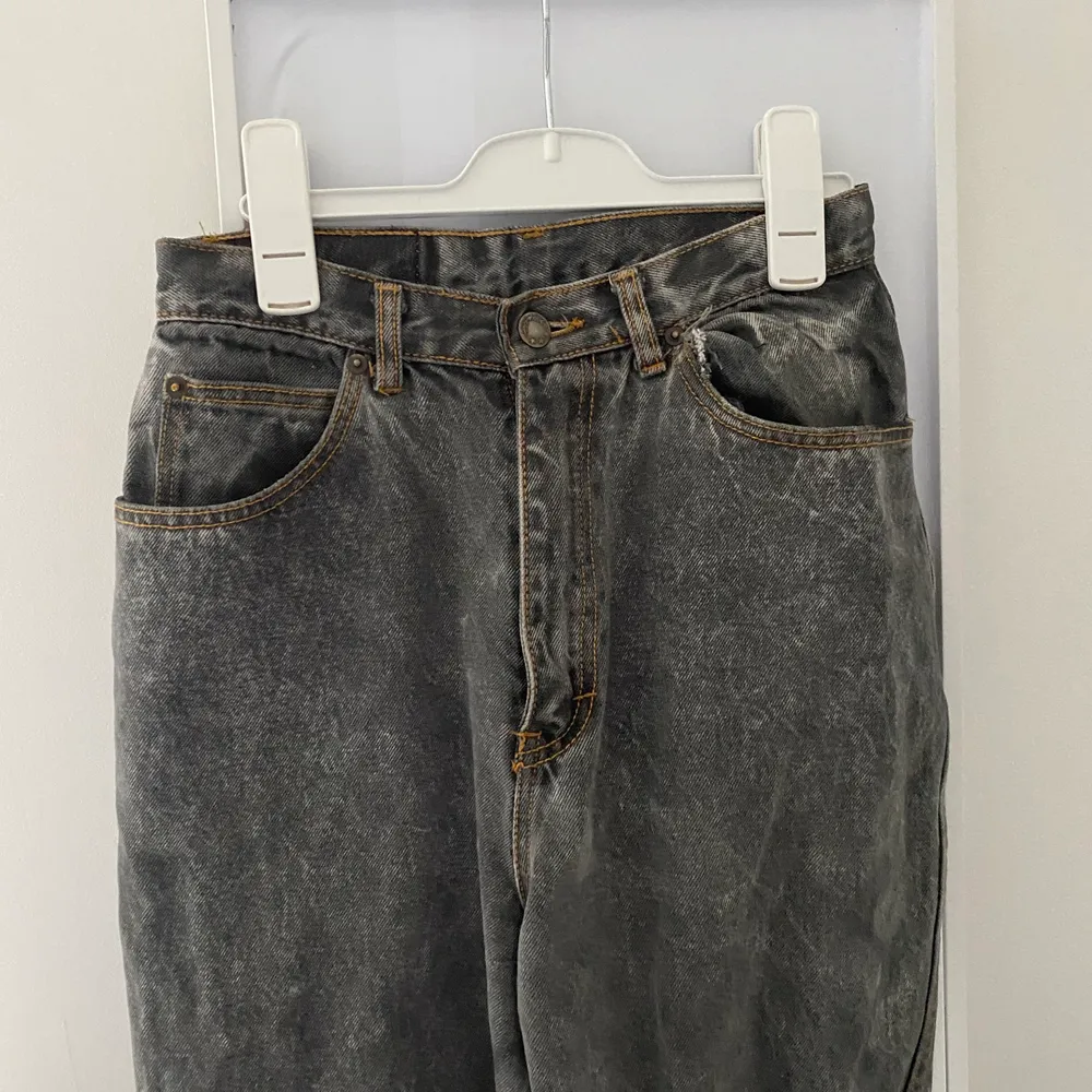 Säljer dessa snygga gråa jeans då dom inte kommer till användning längre💕 köparen står för frakt . Jeans & Byxor.