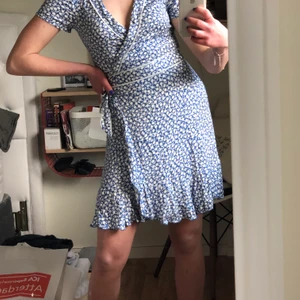 Sommar klänning  - Super söt sommar klänning💙🤍 använd 1 gång! Nypris 400kr! 