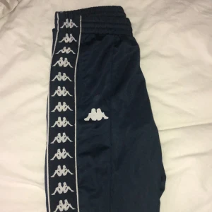 Mörkblå kappa byxor 🤍 - Fina kappabyxor som är i fint skick, märket har lossnat i tvätten därav priset men den är fortfarande jättefin! Frakt är gratis 🤍