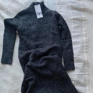 Stickad klänning - Mörkgrå melerad stickad klänning från Zara. Storlek S men passar bäst XS/S. Aldrig använd. 