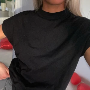 Weekday - Svart t-shirt från Weekday med ”raka” ärmar vilket är en jättefin tetalj💖 använt max två gånger