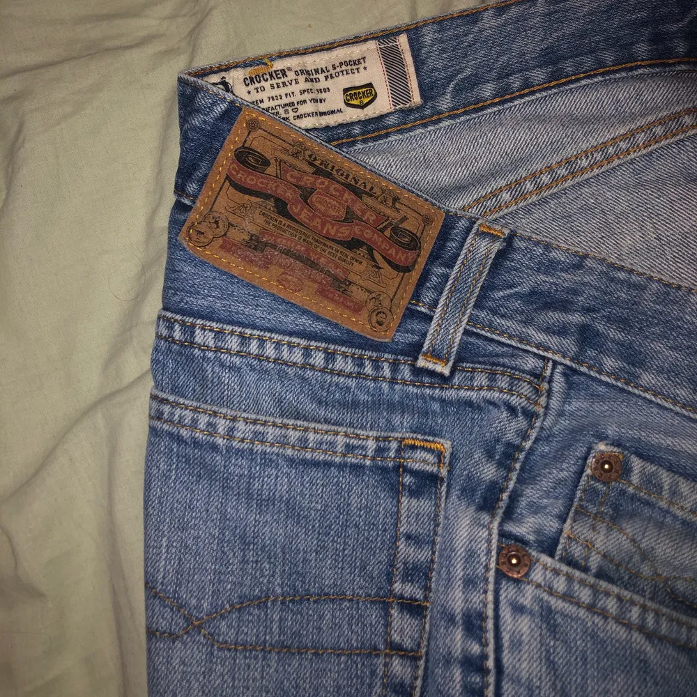 Fina bootcut lågmidjade crocker jeans som jag köpt på secondhand, använt de kanske lite då jag tycker att de är lite för korta på mig då jag gillar riktigt långa byxor, jag är 169 cm💖 det är ett ganska stadigt jeansmaterial, ända defekten är ett litet hål på fickan i fram, det märks knappt💕 vet ej storleken men jag bär vanligtvis 36, fraktpriset kan variera. Jeans & Byxor.