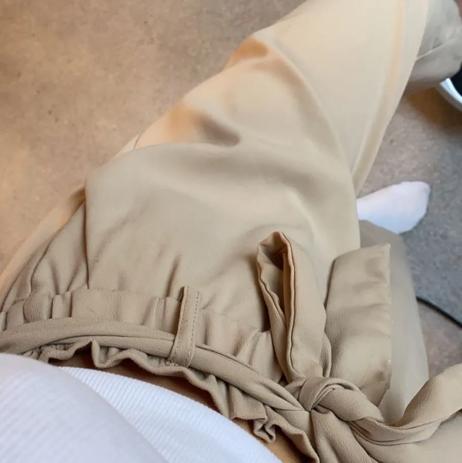 Säljer dessa byxor i en jättehärlig beige färg, perfekta speciellt på sommaren då de är ganska tunna och lite kortare i modellen. De har stretchig resår i midjan och ett knytband som man även kan ta bort om man vill!🤎säljer då de inte kommer till användning. Jeans & Byxor.