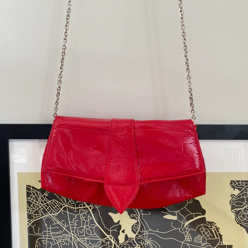 Säljer min unika vintage röda väska! Den är röd & glansig crossbody från the 90s, skitcool verkligen i jätte fint skick! Passar bra till vardags och till fest❤️❤️❤️❤️❤️. Väskor.