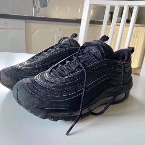 Nike skor  - Säljer på grund av att dom är för små för mig tyvärr. Köpta för ca 2 månader sen och knappast använda sen dess så dom är som nya!! Nypris 1500kr tänkt mig halva priset då dom är som nya men vid snabb affär kan jag gå mer i pris❗️RENGÖRS innan dom säljs!