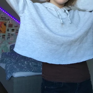Grå croppad hoodie - Fick den second hand och har aldrig använt!