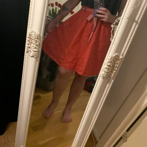 Söt kjol med skärp - Söt, röd kjol med dragkedja vid sidan i midjan 👗 Lite slitning vid dragkedjans början (syns på bild 2) men det syns inte vid användning och är enkelt fixat med 2-3 stygn om det skulle störa 🥰 Nypris 249kr. Skicka DM för fler bilder & frågor 💕