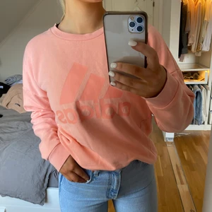 Adidas sweatshirt  - Kostar 85kr plus frakt. Storlek M men sitter på på en S också.