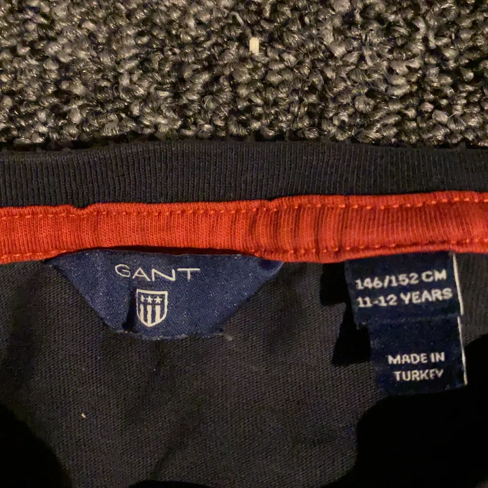 Snygg Gant tröja i strolek 11 - 12 år.  Köparen står för frakten.. Tröjor & Koftor.