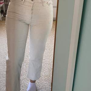 Super fina high waisted straight jeans                                 Storlek 26 säljer då är dom är för små för mig.                    Köparen betalar för frakten 