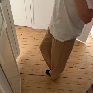 Beiga kostymbyxor - Supersnygga kostymbyzor från Zara. Mycket sparsamt använda, perfekta till våren 👌. 