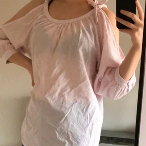 Rosa blus med knytdetalj  - En väldigt söt blus som tyvärr är för stor för mig. Relativt gammal men nästan aldrig använd. 