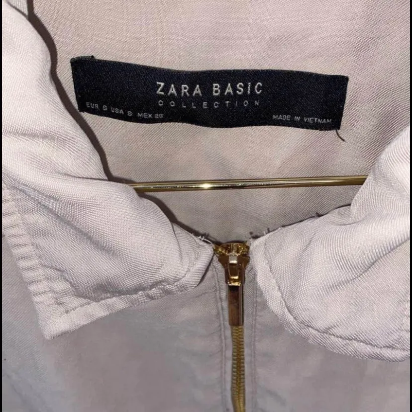 Beige kappa /vår jacka från Zara ,köpt i Spanien. I toppskick.  Storlek:S Pris:100:- Kan användas för barn/Dam. Jackor.