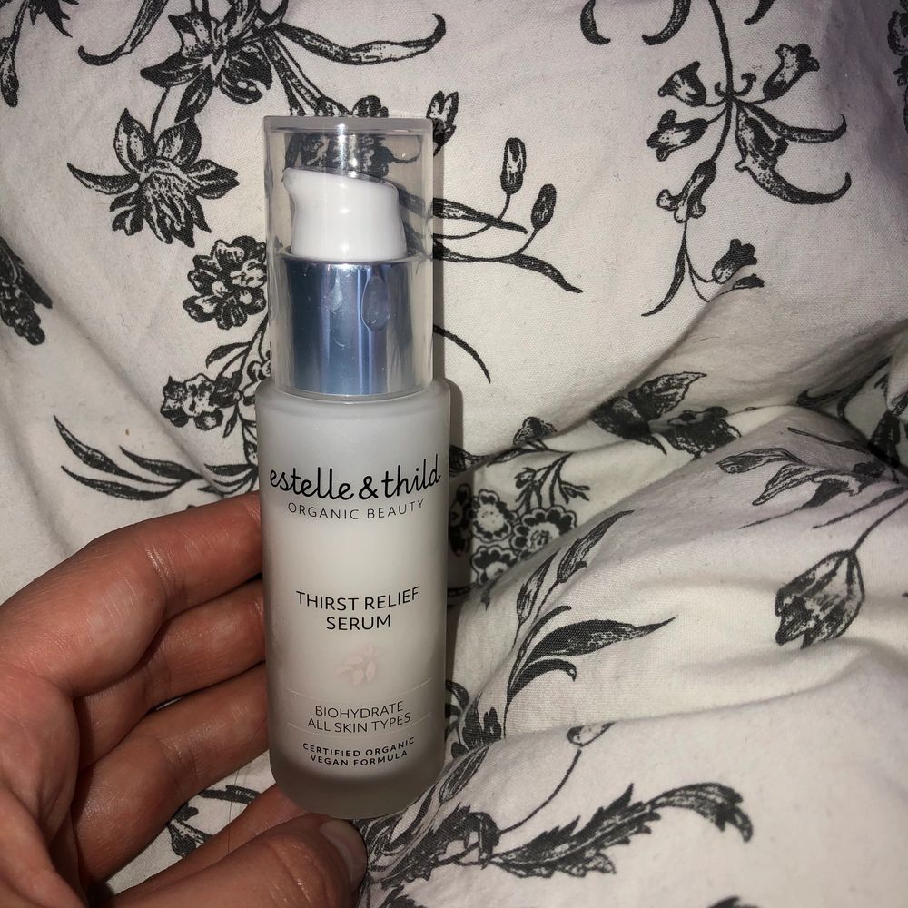 Hel hudvårdsserie från Estelle & Thild. Innehåller Peeling, dagkräm, nattkräm, ögonkräm och serum. Produkterna är endast testa ca 3 gånger. Se bild 2 för att se hur mycket av serumet som ä kvar. Nypris 1400 för allt på bilden, säljer för 300kr inkl frakt. Övrigt.