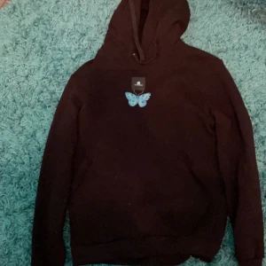 The cool elephant  - Säljer min the cool elephant Hoddie i storlek xs 