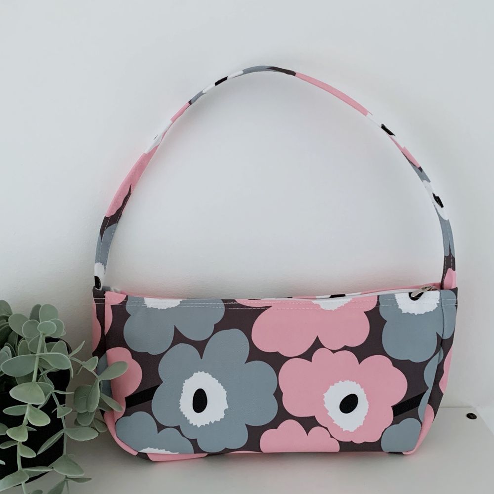 en axelväska som jag har sytt själv, väldigt söt och unik, 125kr inklusive frakt 🌻Tygen är hög kvalitet och är vattenbeständig, så det är perfekt för alla väder 🌦 ❤️eftersom den är handgjord kommer den inte att bli felfritt men det har inte problem med påsen också :))) köp bara inte den om du är perfektionism💕 Jag har en totebag med detta tyg till salu också 😉. Väskor.
