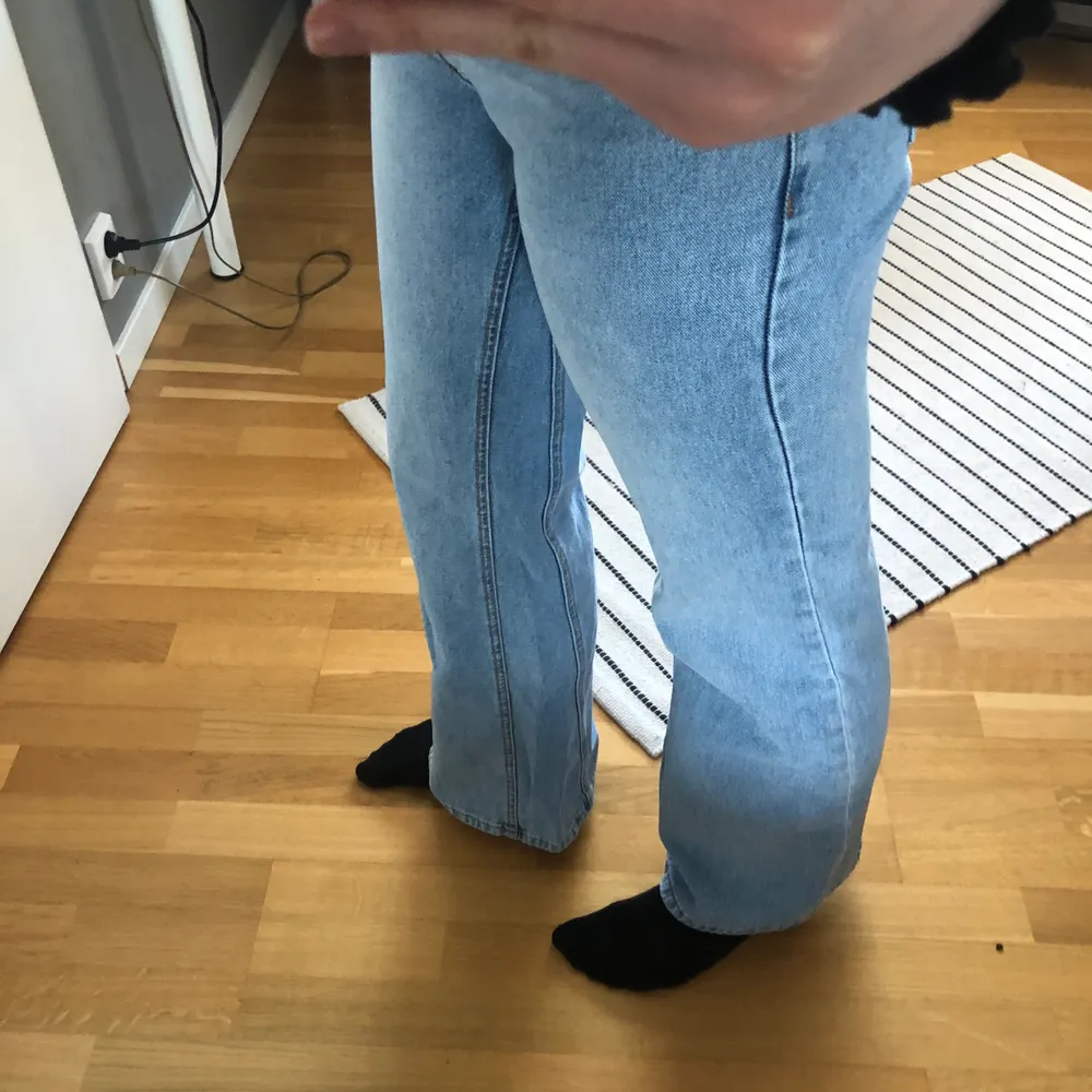 Midwaist jeans med cool detalj. Köpta second hand och passar mig som vanligtvis bär 38/M (är 175 cm lång). Färgen är lite ljusare i verkligheten. Säljer då dom inte kommer till användning. 💗. Jeans & Byxor.