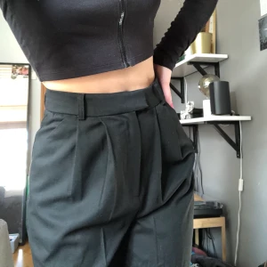 ”Oversized” kostymbyxor  - Ett par jättesnygga översized kostymbyxor som jag säljer pga att de inte kommer till användning. De är aldrig är använda 💕 Skriv om du vill ha mer bilder eller undrar något! <3