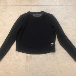 GYMSHARK  - En svart sjukt nice sweather i träningsmaterial anpassat för gym och svett! Sjukt nice! Storlek S 