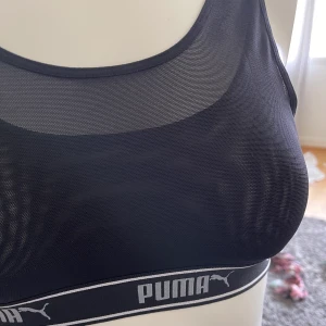 Ny puma  - Helt ny topp från puma med knäppe bak, endast legat i garderoben.