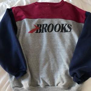 Snygg oversized huvudtröja som är grå, röd och marinblå. Trycket på tröjan är Brooks usa. Köparen står för frakt❤️