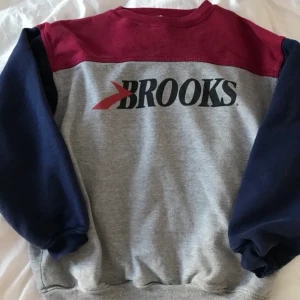 Oversized huvudtröja  - Snygg oversized huvudtröja som är grå, röd och marinblå. Trycket på tröjan är Brooks usa. Köparen står för frakt❤️