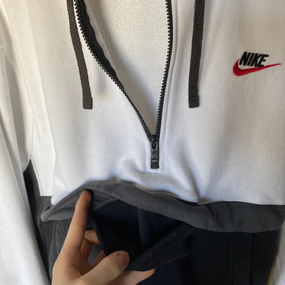En hoodie från Nike, med lite vintage look. Tröjan är i storlek large, tröjan har även en sekret stash ficka för olika goodies😎😎. Hoodies.