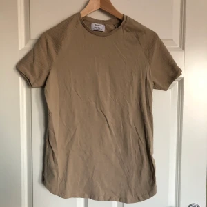 T-shirt  - En beige t-shirt från Bershka, köpt i Spanien. Använd ett fåtal gånger. Kontakta mig om intresserad.