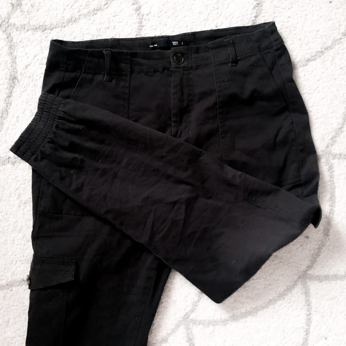 Pösiga cargo byxor svarta